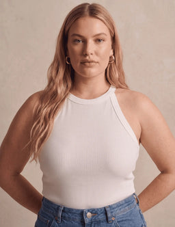 Top blanc à brassière intégrée porté avec un jean brut