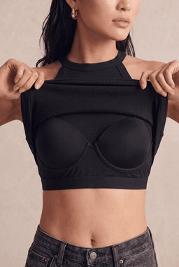 Brassière intégrée noire sous le top, maintien sans armatures